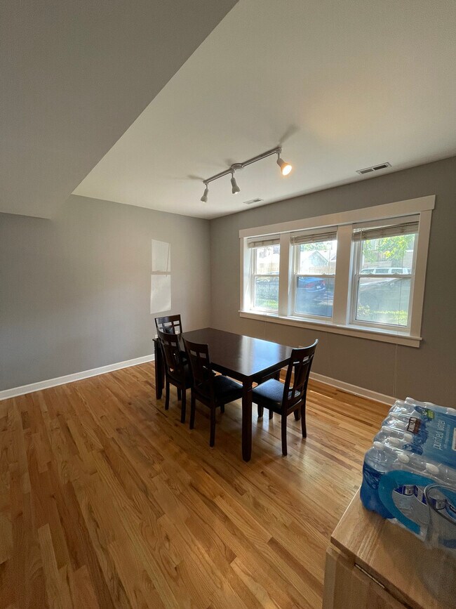 Foto del edificio - 3022 W Belle Plaine Ave