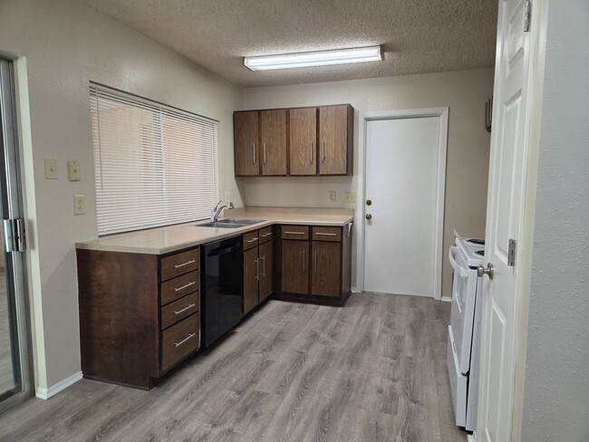 Building Photo - Spacious 4 Bedroom Ranch