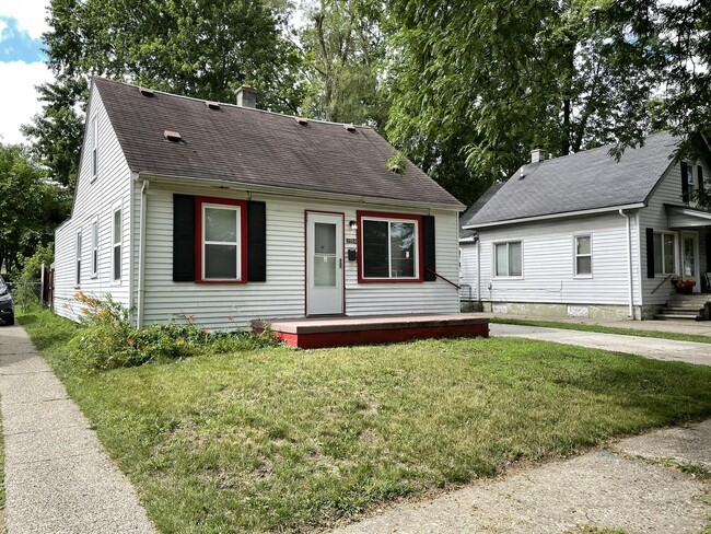 Building Photo - 1504 E Meyers Ave