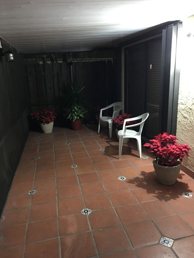 porche delantero - 373 Springdale Cir