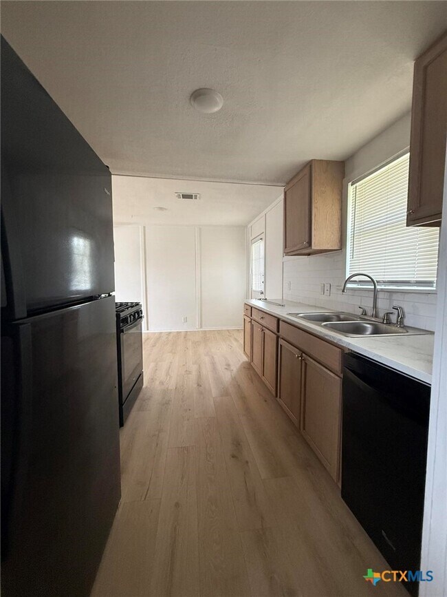 Foto del edificio - 620 W Avenue B