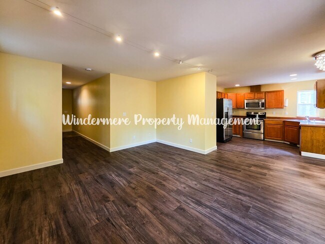 Foto del edificio - *AVAILABLE NOW* Beautiful and convenient 3...