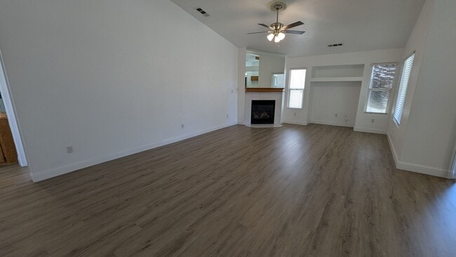 Building Photo - Large & Beautiful 4 Bedroom 2 Bath Custom ...
