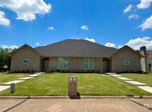Building Photo - 13 Fernwood Dr