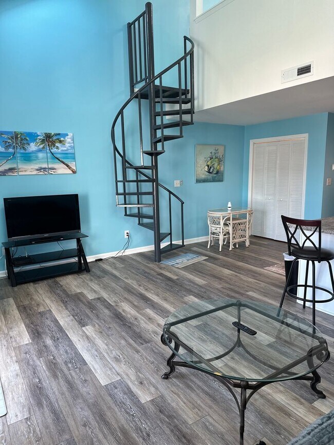 Foto del edificio - Fully furnished condo minutes from the beach!