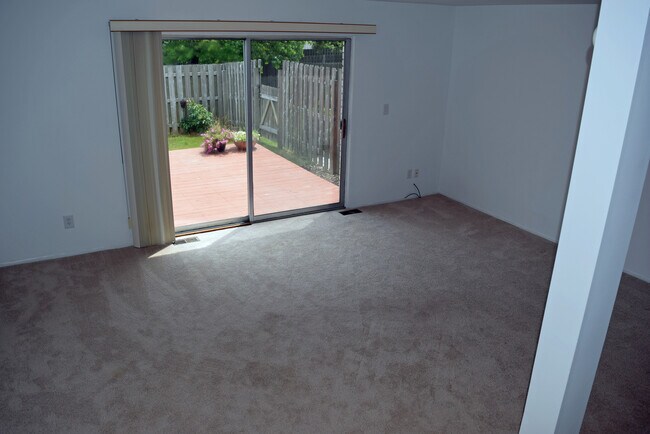 Building Photo - Sharp 2 bedroom, 2 1/2 bath with basement ...