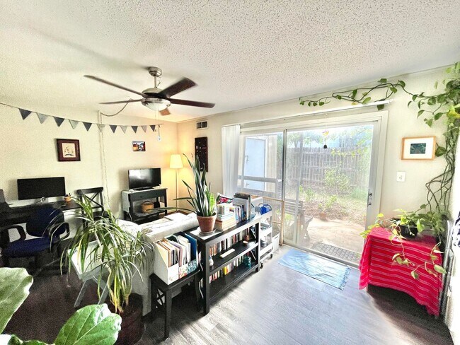Foto del edificio - One Bedroom unit in Fourplex with Yard for...