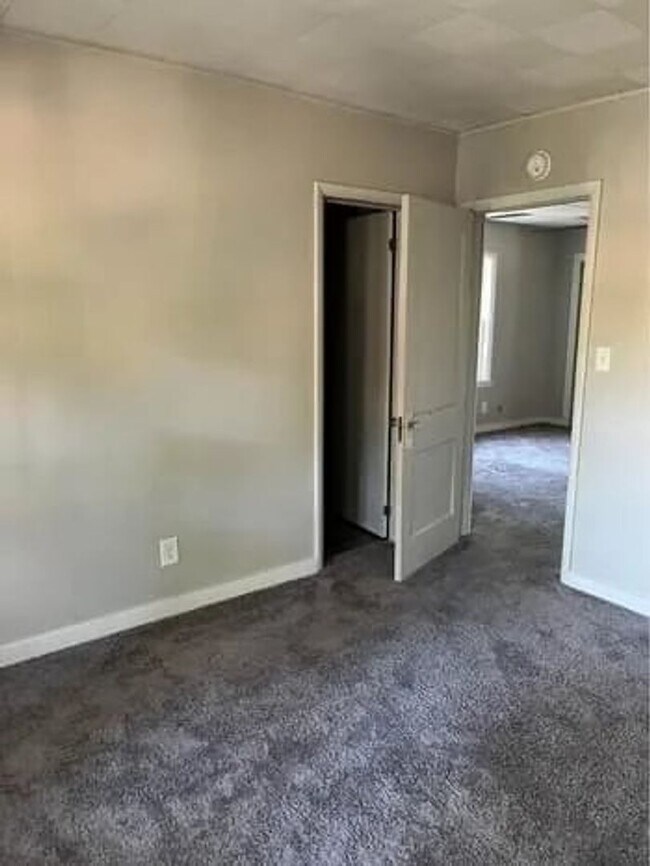 Building Photo - 406 S 6th Ave