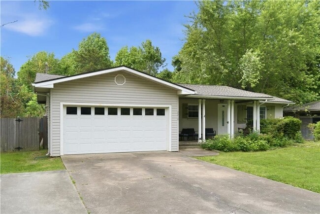 Building Photo - Cute 4 Bedroom 2 Bath home close to campus!