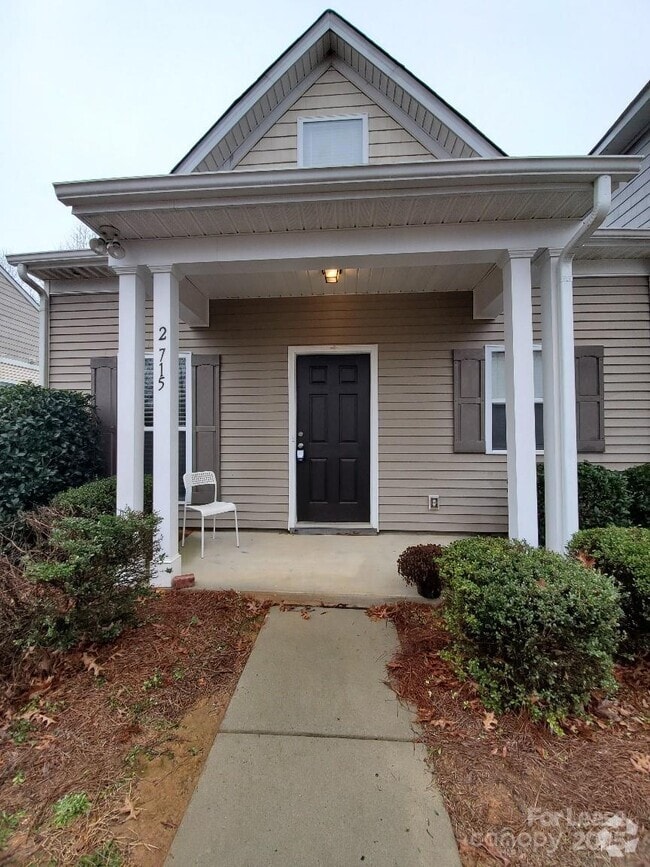 Building Photo - 2715 Meadow Knoll Dr