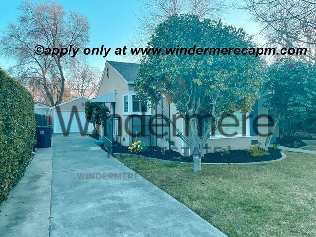 Foto del edificio - Charming Upper Land Park Home with Vintage Character and Natural Light — 2 Bed, 1 Bath