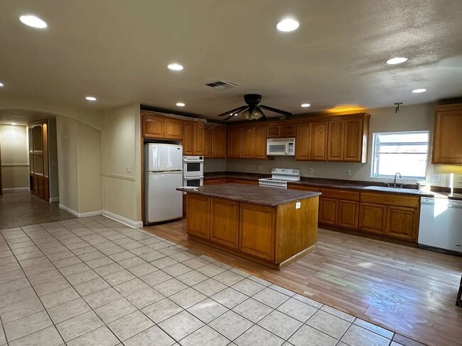 Building Photo - 7860 Summerplace Dr
