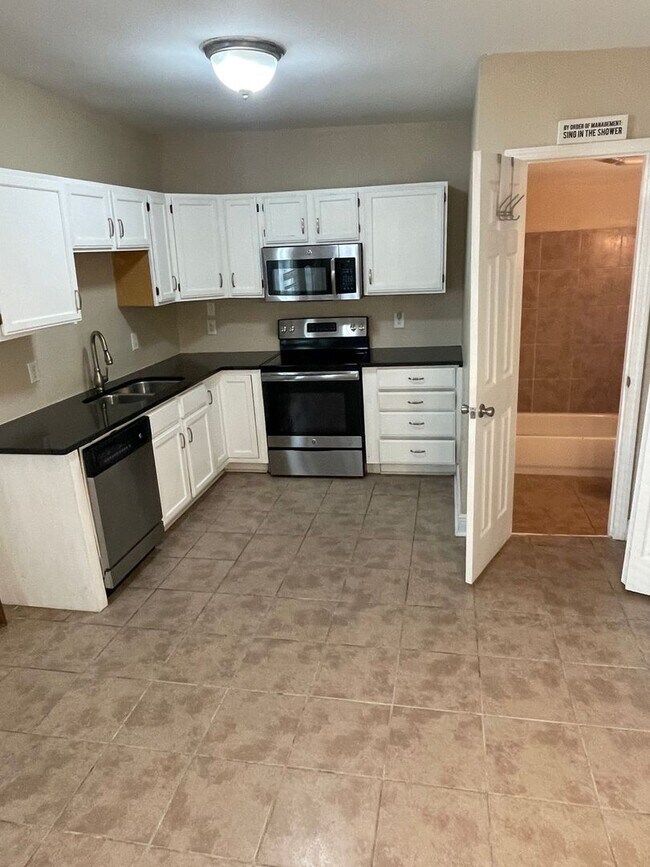 Foto del edificio - 2BD/1.5BA One Block Off St Charles Ave.