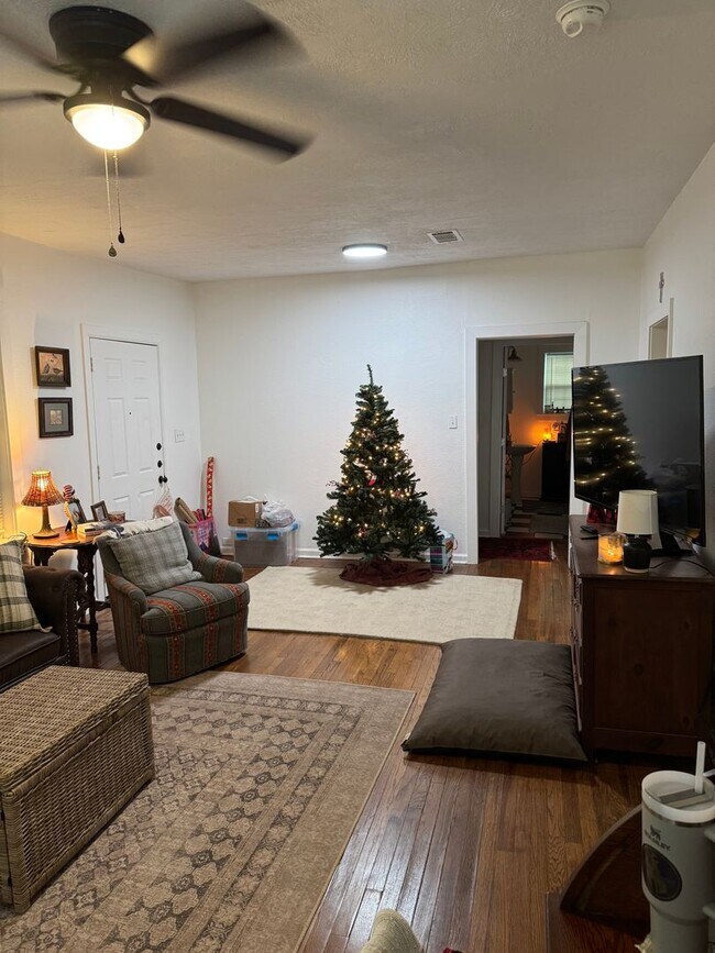 Foto del edificio - August Move-In! Charming 2/1 house near Do...