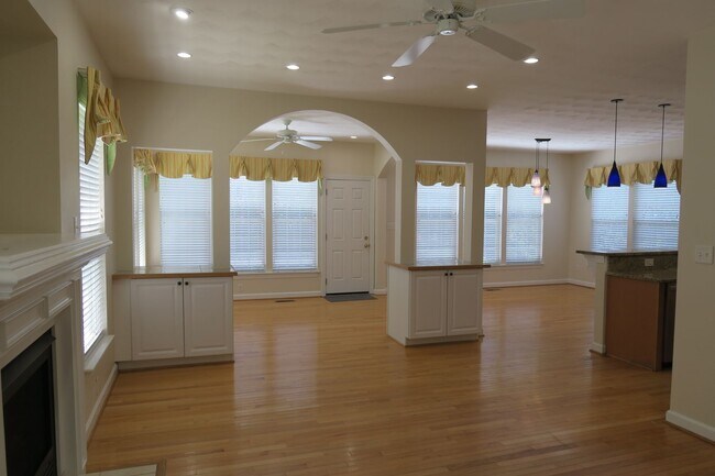 Building Photo - Kings Grant - Available September 10!