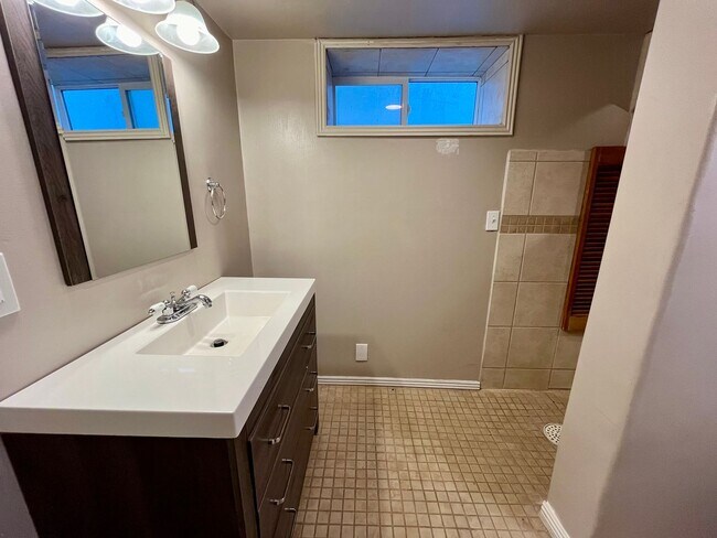 Building Photo - Large 4-bedroom, 3-bathroom pet friendly h...