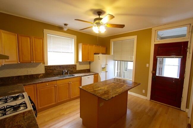 kitchen - 1109 S Oak Park Ave