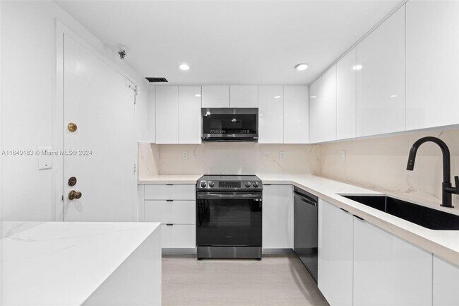 Foto del edificio - 9511 Collins Ave