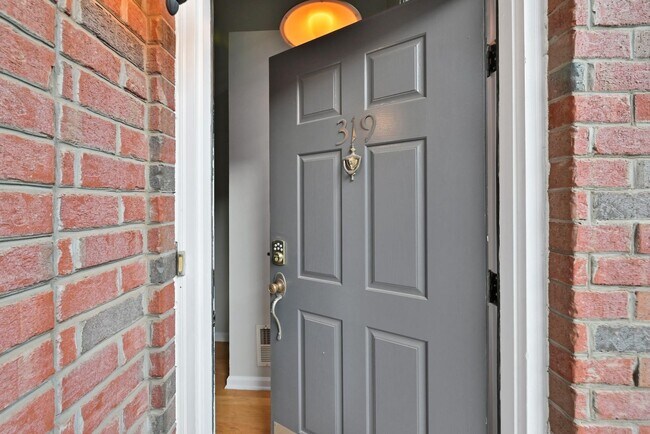Foto del edificio - 319 Midland Ct
