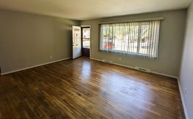 Foto del edificio - 3 bedroom, 1 bathroom home in College Hill...