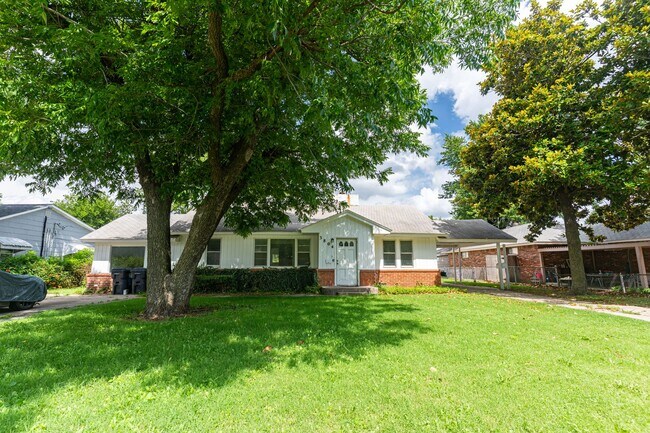 Building Photo - Redmond Duplex