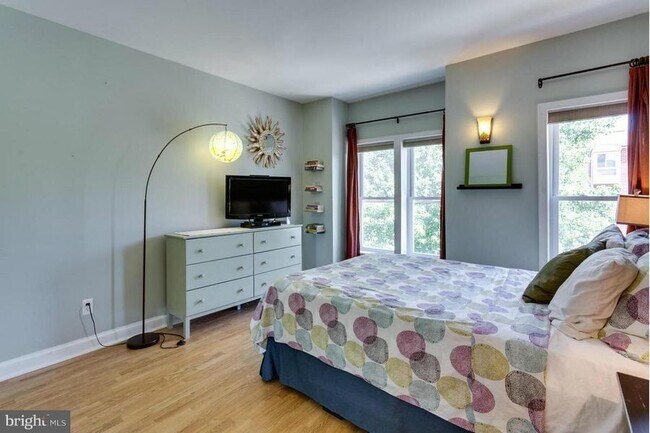 Foto del edificio - Stunning Townhome w/FREE Parking in Mount ...