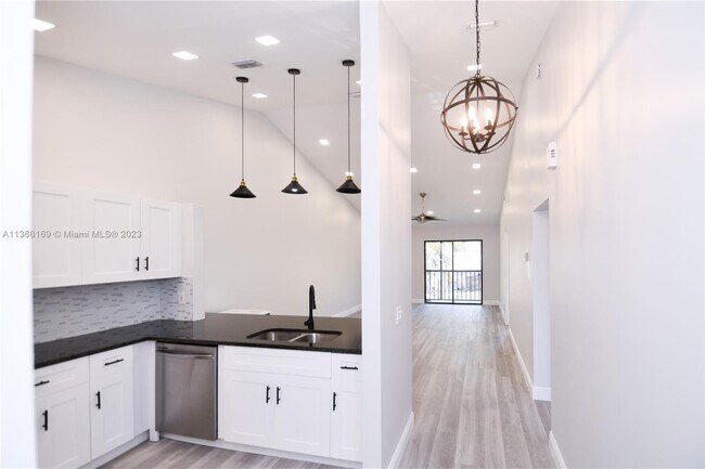 Building Photo - 2315 SW 22nd Ave