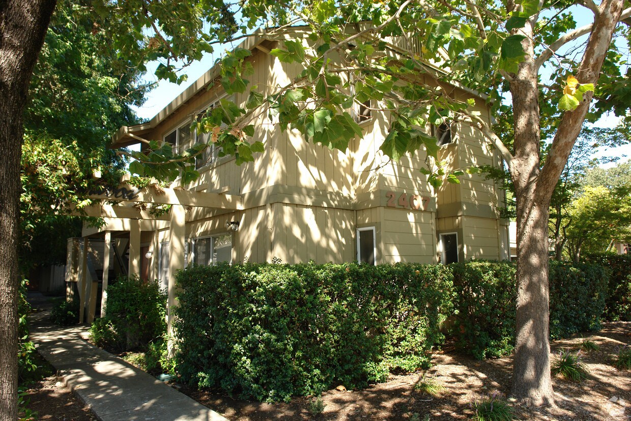 Foto del edificio - 2407 Lomitas Ave