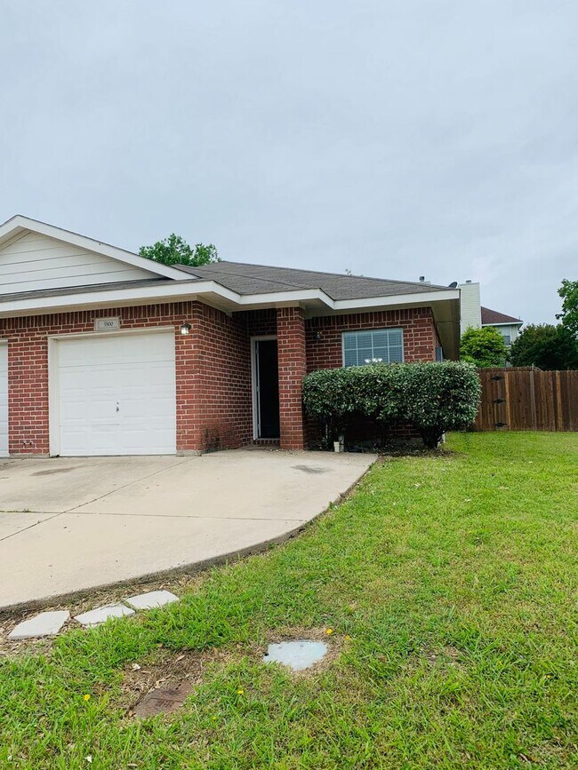 Foto del edificio - Charming 3/2 Duplex with Garage — No Carpet, Fenced Yard!