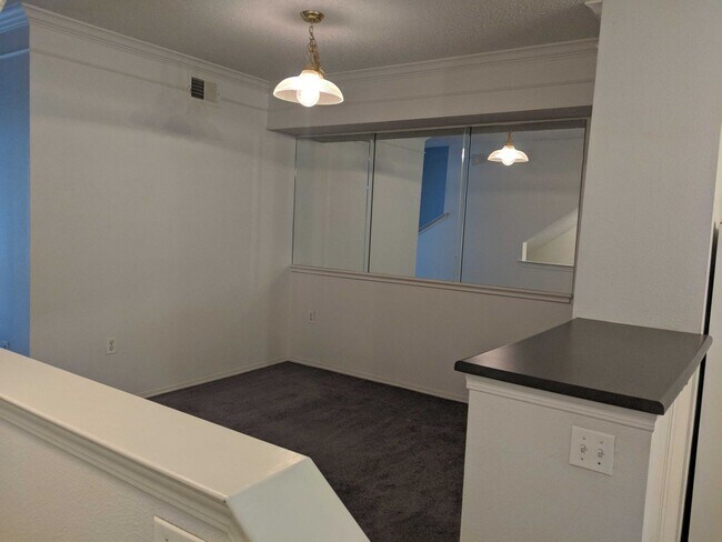 Foto del edificio - Two Bedroom Townhome Available For Rent In Rock Creek