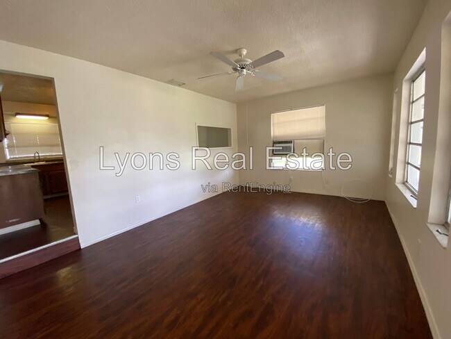 Foto del edificio - 7906 Suncoast Dr