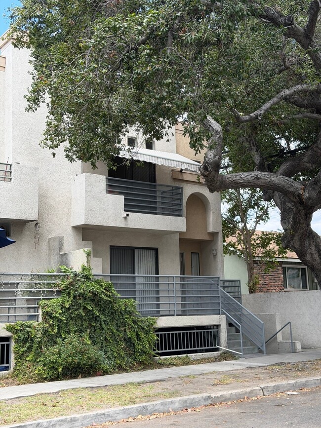Building Photo - 1801 W Victory Blvd
