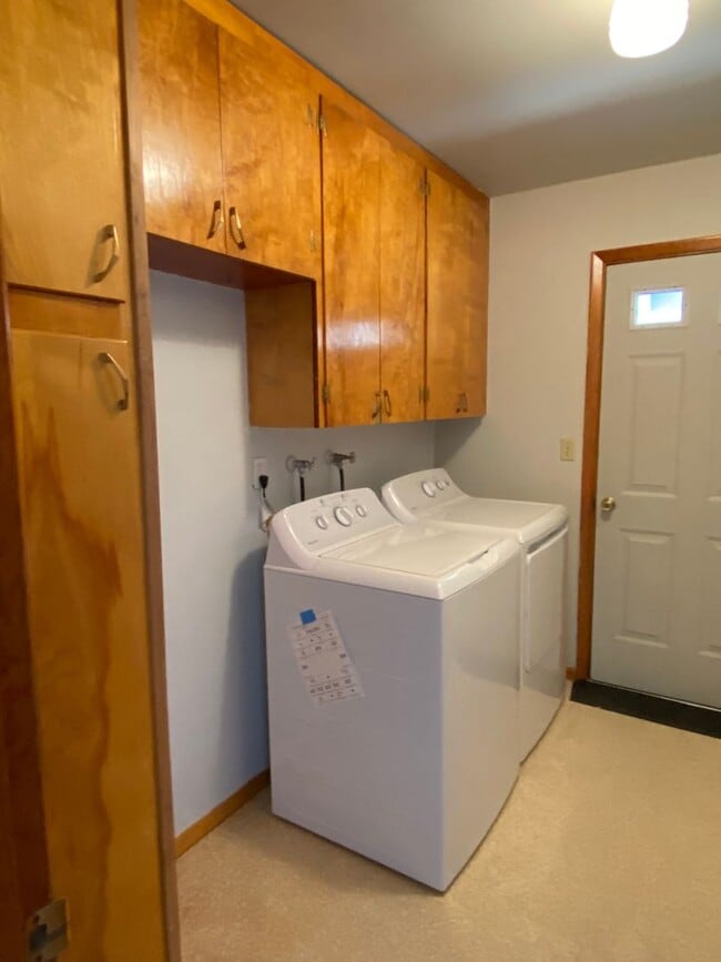 Building Photo - Well Kept 2bdrm, 1 bath duplex with fenced yard and carport