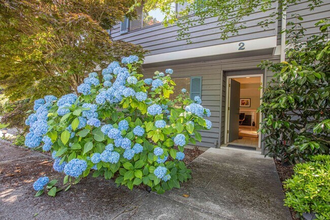 Building Photo - Lovely Fully Furnished Langley Condo-Ready...