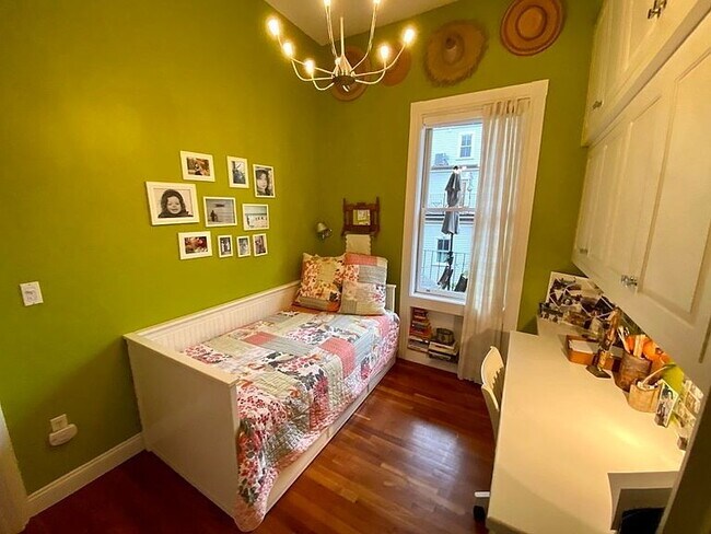 Foto del edificio - "Charming 2-Bed Haven with Gleaming Hardwo...