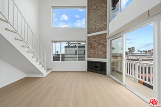 Building Photo - 10 19th Ave