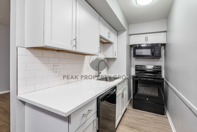 Building Photo - 558 Riverview Dr