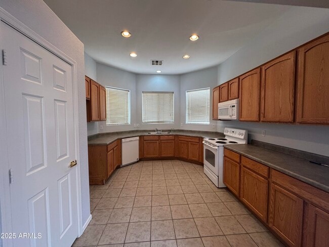 Building Photo - 6511 S 5th Way