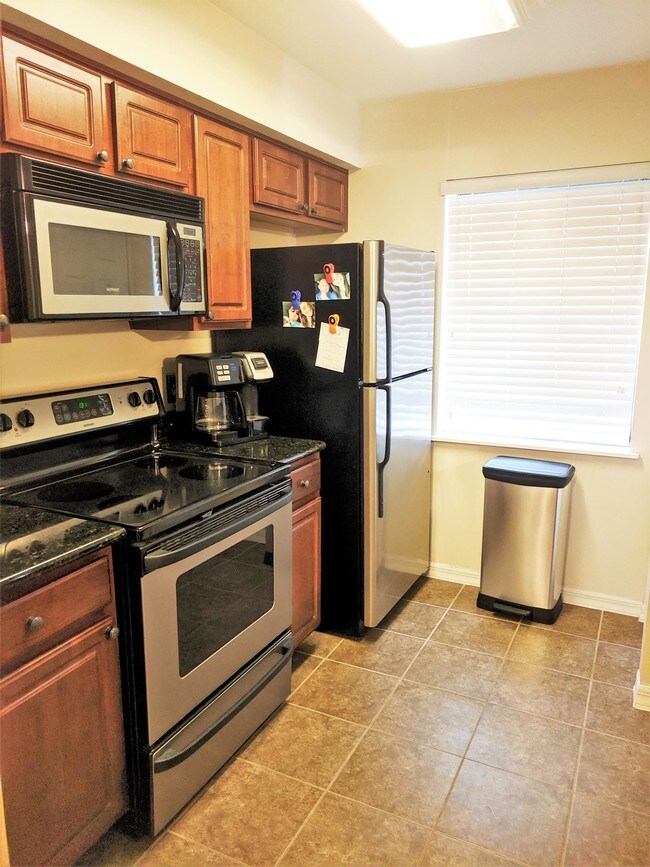 Building Photo - 190 Riverbend Dr
