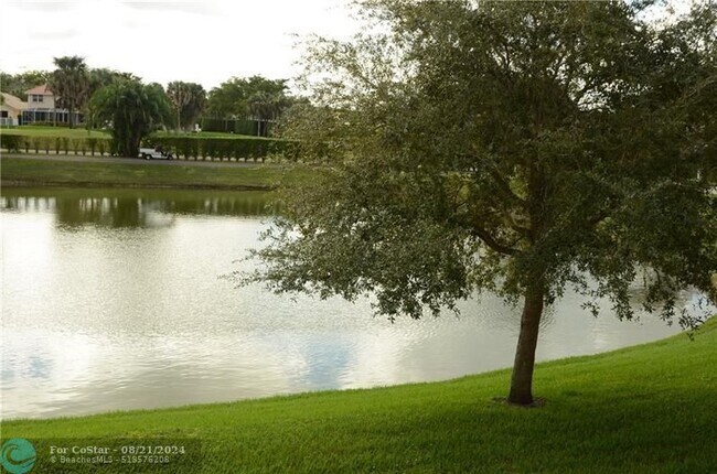Foto del edificio - 3300 Pinewalk Dr N