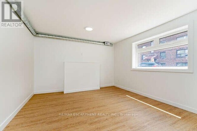 Photo du bâtiment - 127 Victoria Ave