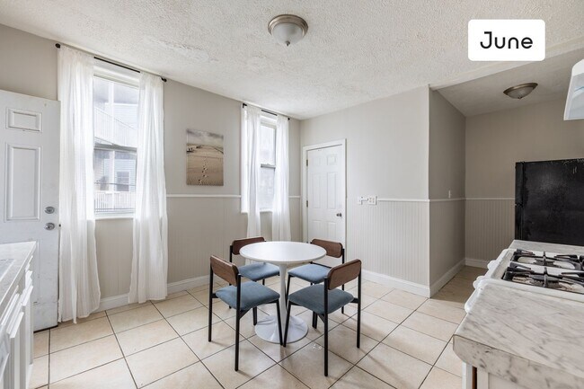 Building Photo - ROOM ONLY in 4-bed/1.0-bath Home