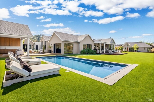 Foto del edificio - 987 Mark West Springs Rd