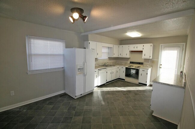 Building Photo - 60 Hilltop Dr