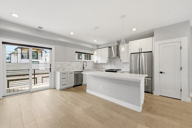 Foto del edificio - $3,565.95 with $300 off the first month's rent, 2 Beds - 3 Baths, Townhouse in Denver with Unmatc...