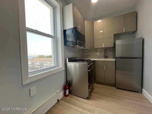 Building Photo - 201 Lareine Ave