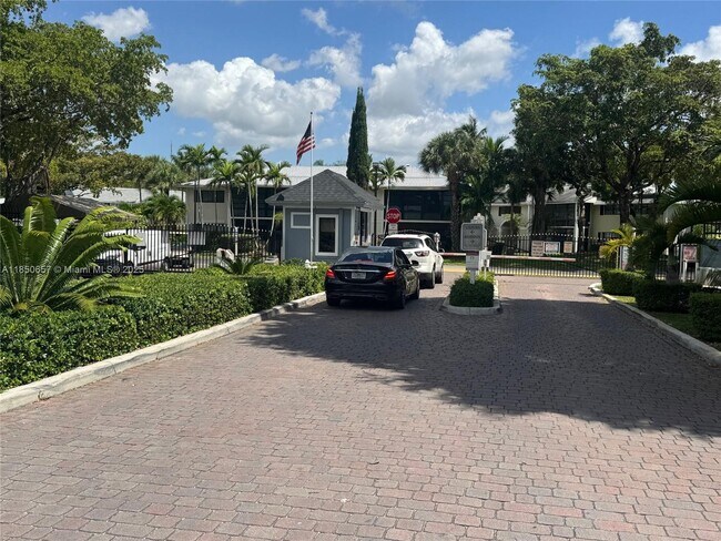 Foto del edificio - 801 NE 199th St