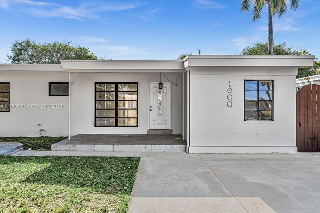 Building Photo - 1600 SW 9th St