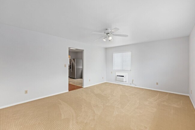 Building Photo - 2 bedroom 1 Bath House 1 Block From The Be...