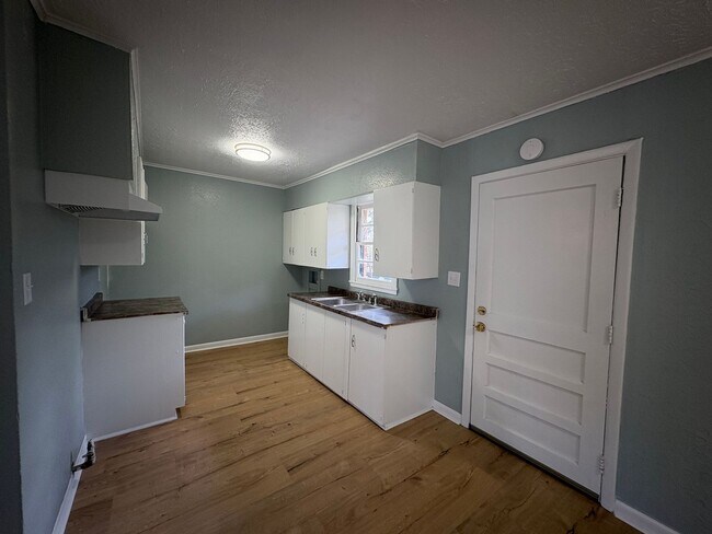 Foto del edificio - Beautiful 3 Bedroom/1&1/2 Bath Home with Central Air & Heat